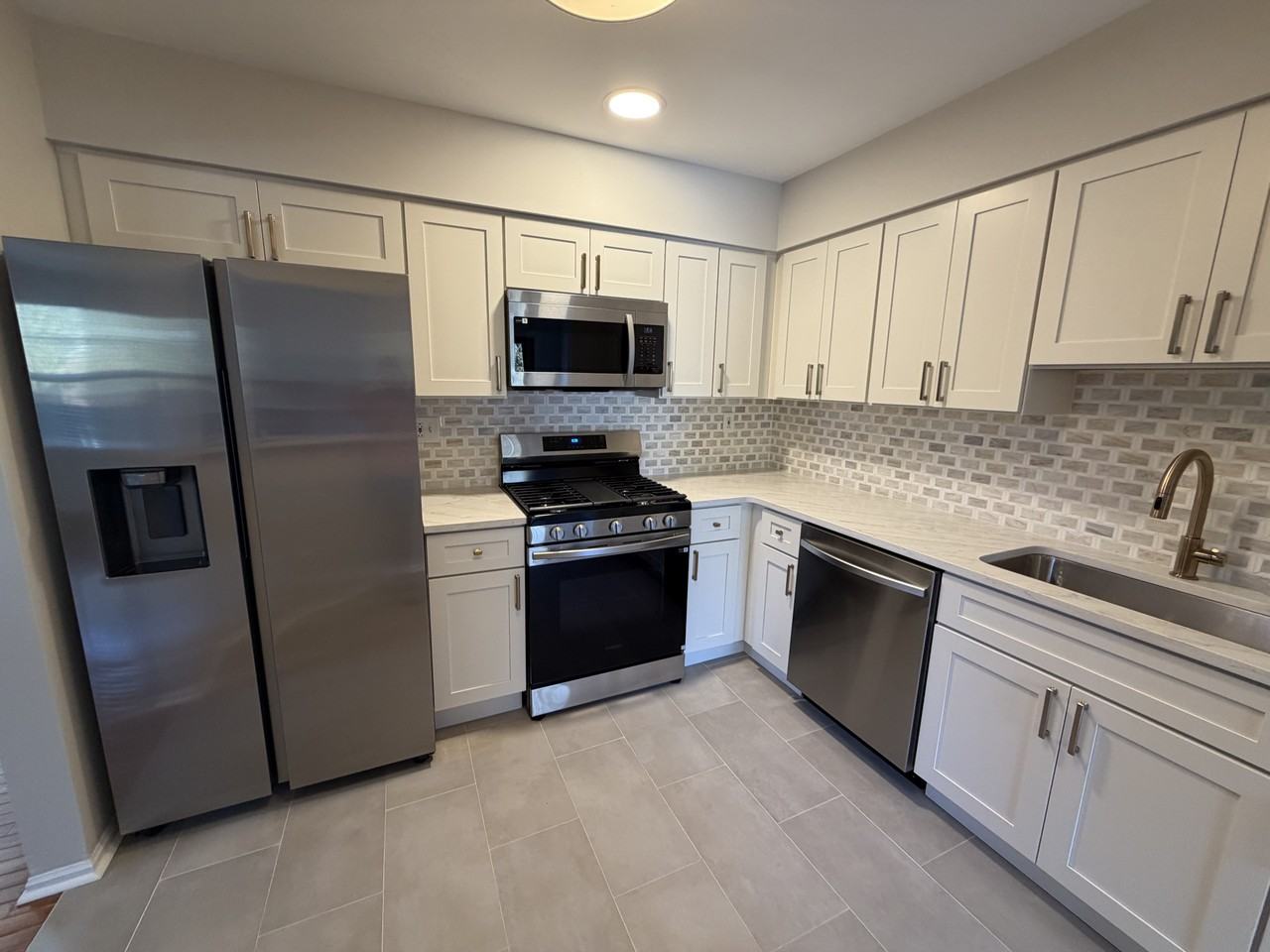 660 Bayberry Ln - Photo 7 of 27