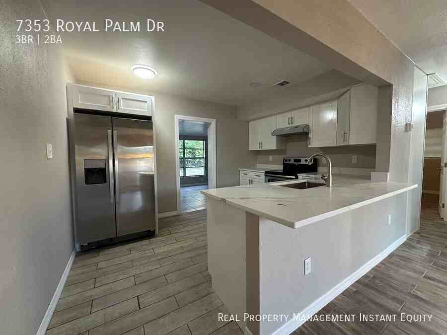 7353 Royal Palm Dr - Photo 3 of 12