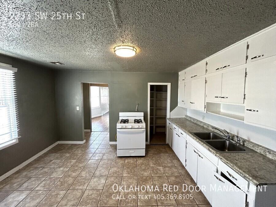 2233 Sw 25th St - Photo 3 of 17