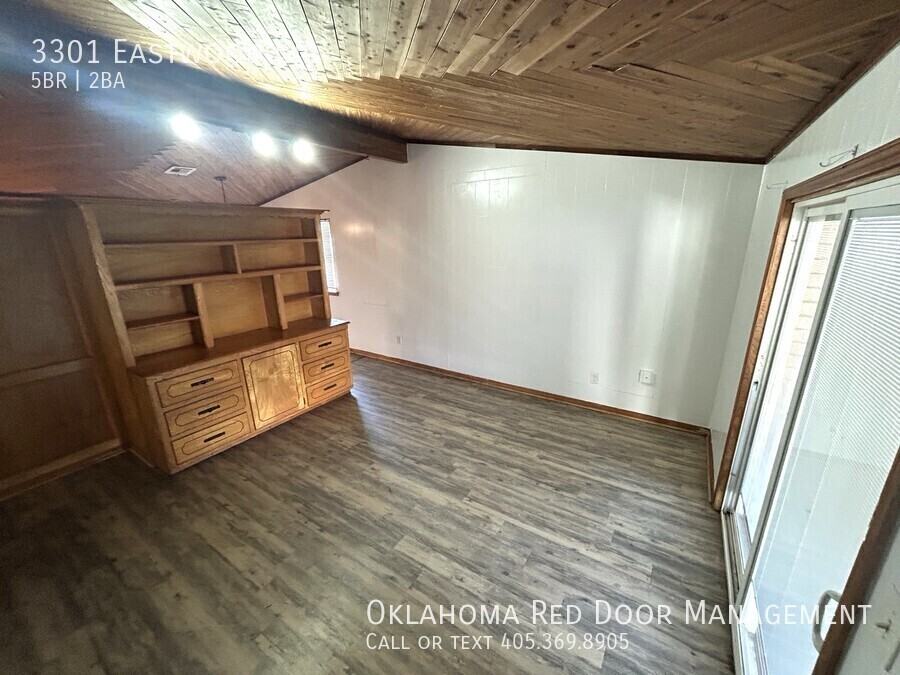 3301 Eastwood Cir - Photo 2 of 31