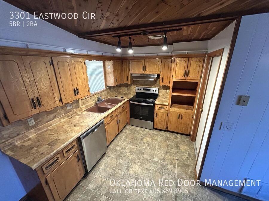 3301 Eastwood Cir - Photo 3 of 31