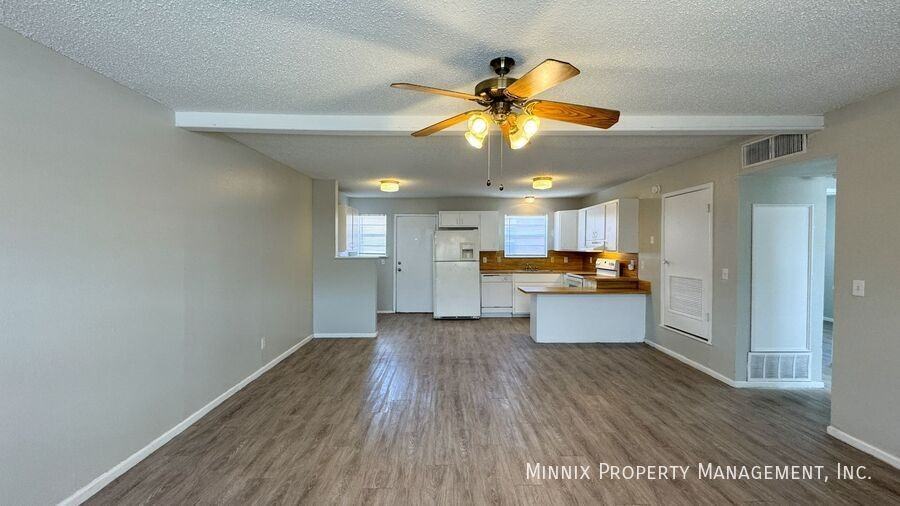 2215 W 19th St #B - Photo 3 of 23