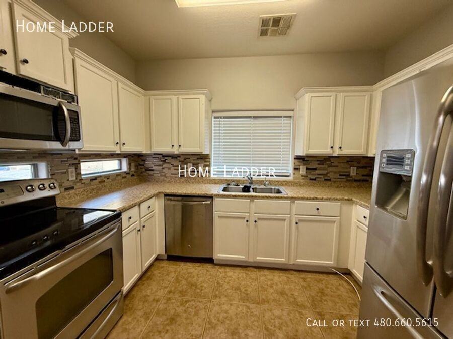 17760 W Woodrow Ln - Photo 4 of 23