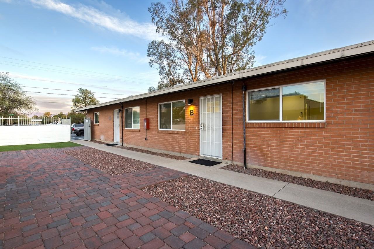 North Venice Flats - Photo 5 of 50