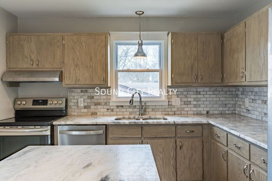 2410 Albion St - Photo 5 of 20