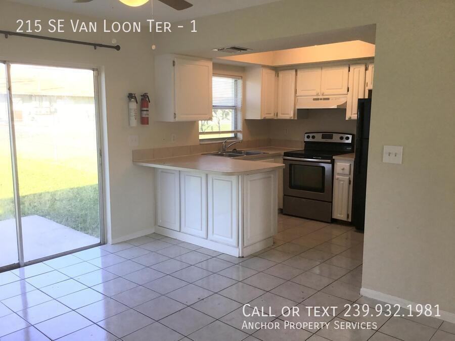 215 Se Van Loon Ter #1 - Photo 3 of 10
