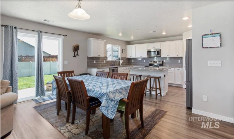 765 Sw Huebert St - Photo 7 of 26