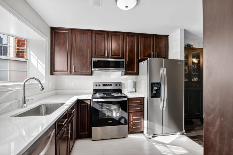 405 Westminster Ln - Photo 4 of 20