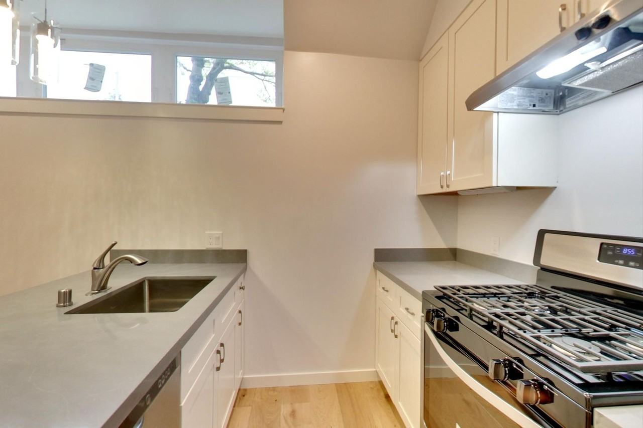 159 Castro St - Photo 7 of 20