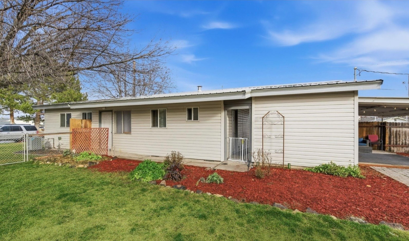 1131 E 5th St - Photo 2 of 3