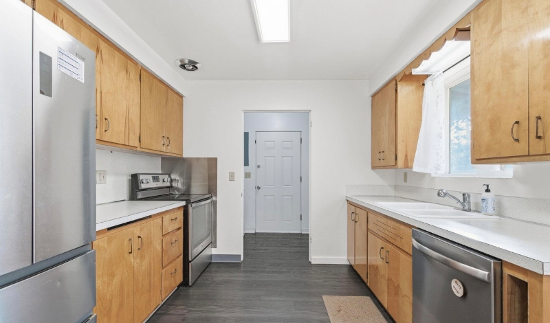 1131 E 5th St - Photo 3 of 3