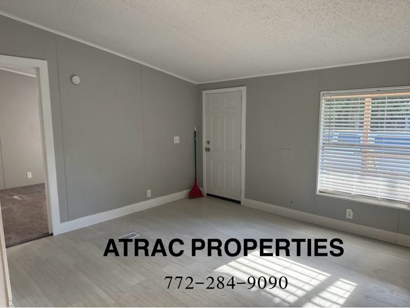 608 Ne Diana Ter - Photo 3 of 8