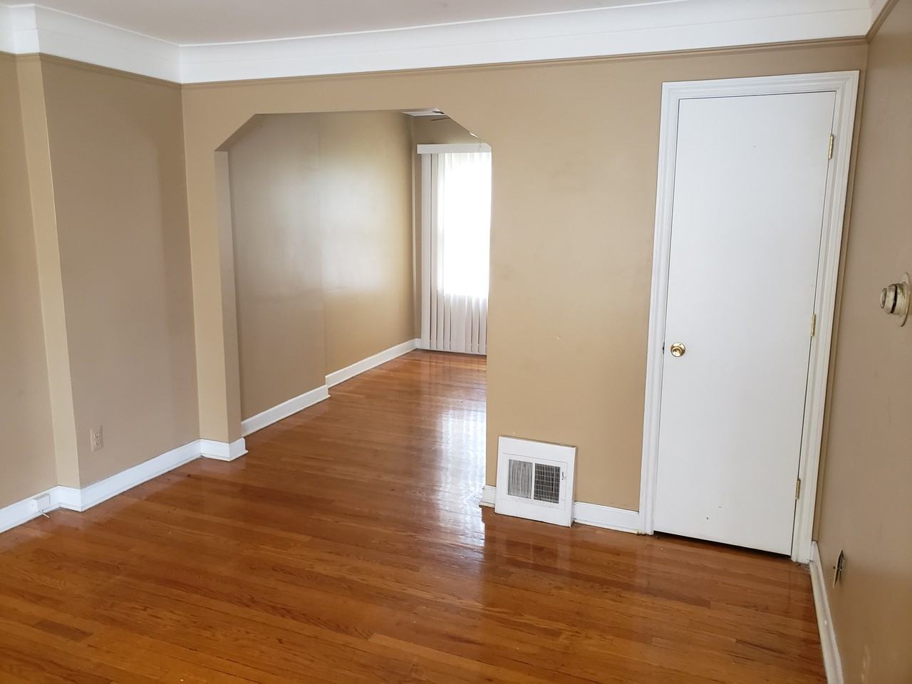 383 Merton Rd #383 - Photo 2 of 10