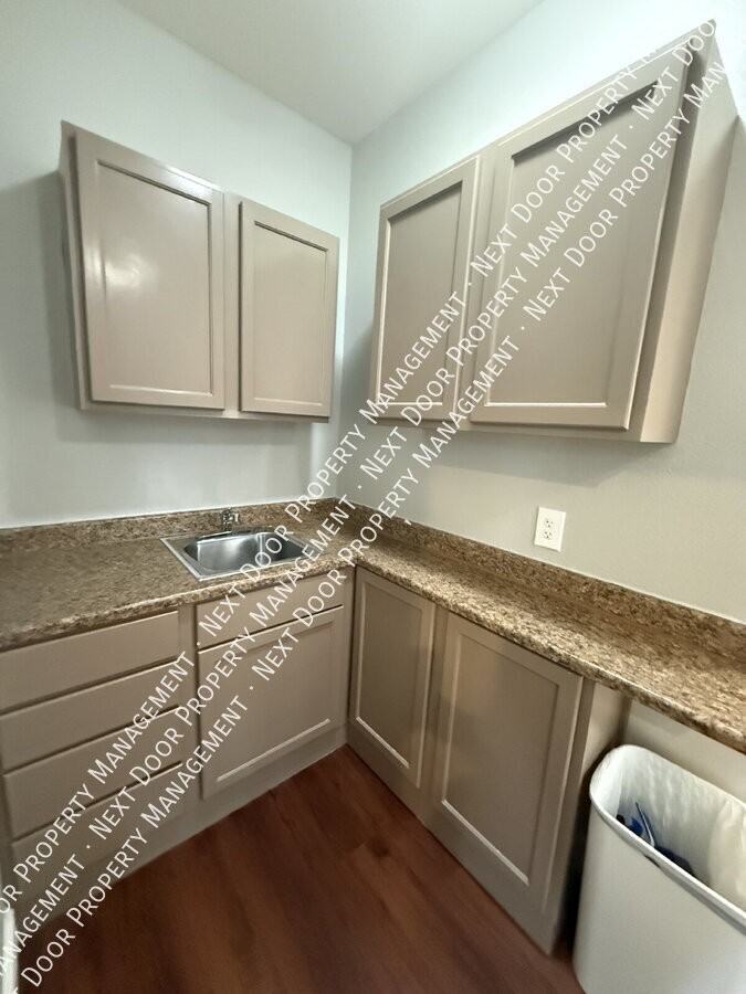 357 E Hazeltine St #B - Photo 5 of 19