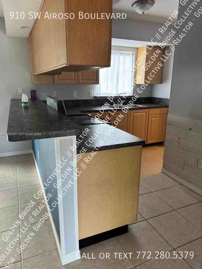 910 Sw Airoso Blvd - Photo 2 of 10