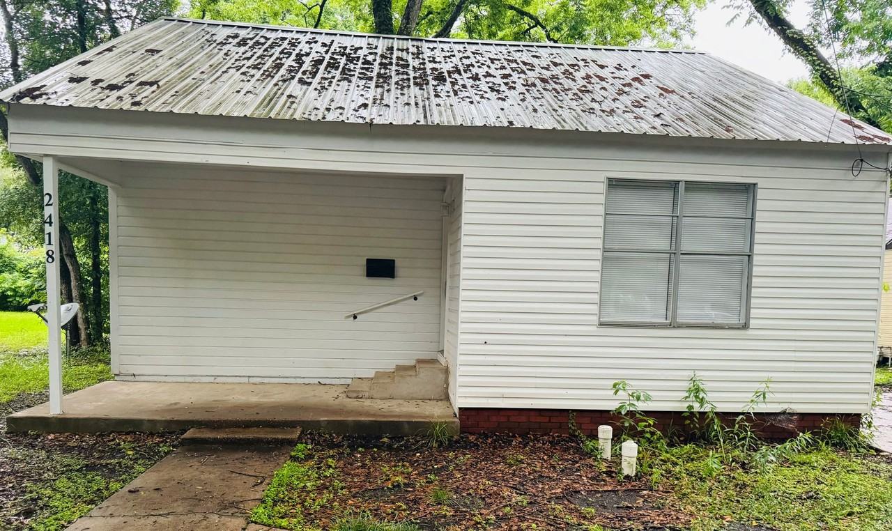 2418 Alma St - Photo 2 of 12