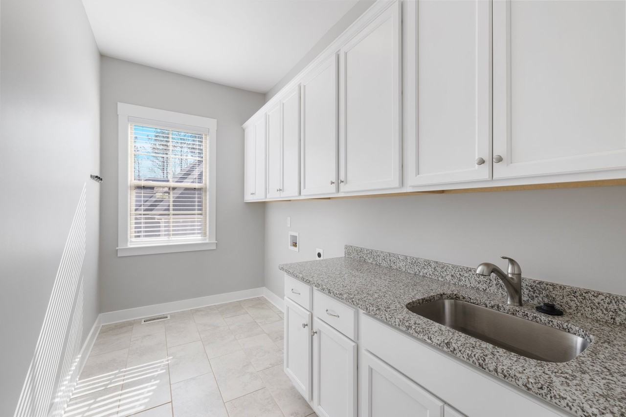 704 Kenway Loop - Photo 7 of 22