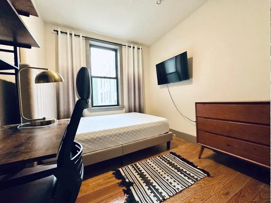 Private Bedroom in 4 Bedroom/2 Bathroom Home - Photo 2 of 7