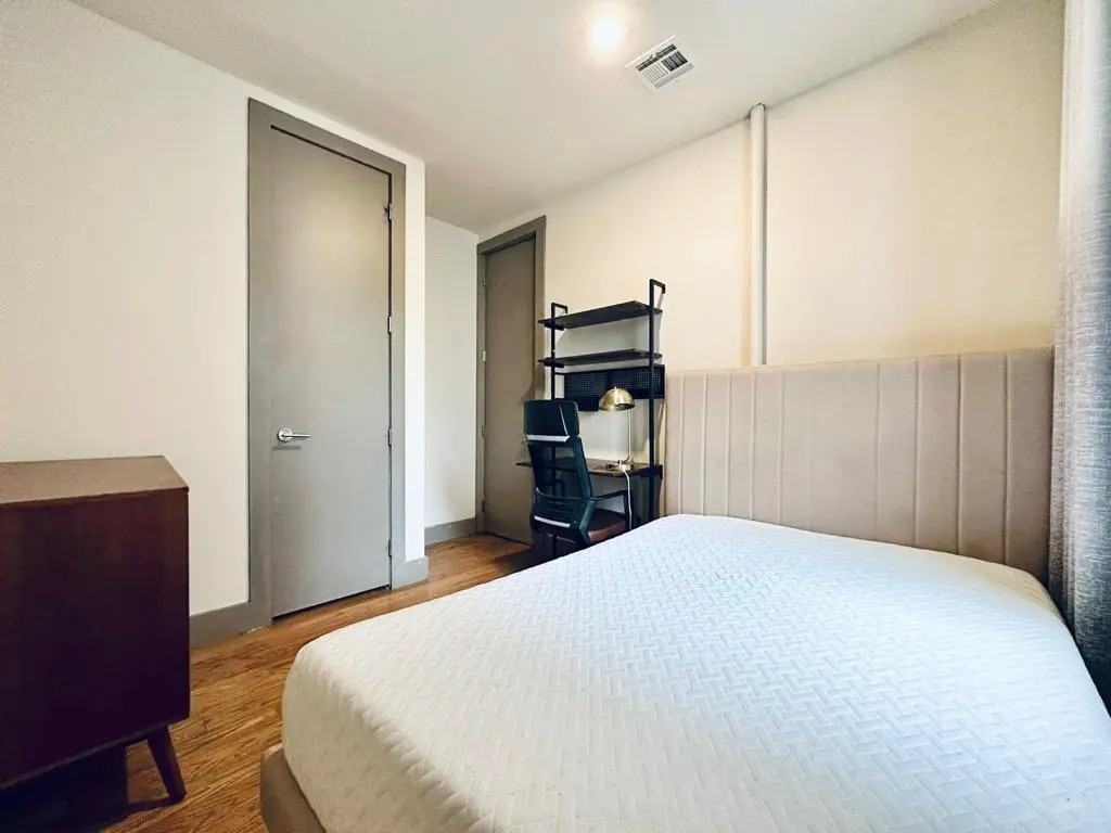 Private Bedroom in 4 Bedroom/2 Bathroom Home - Photo 3 of 7