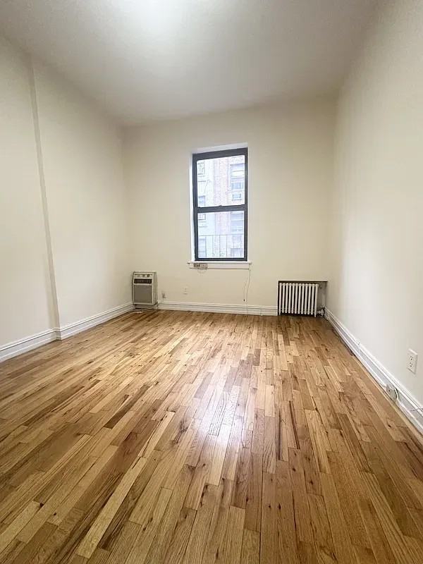 333 E 84th St #1E - Photo 4 of 7