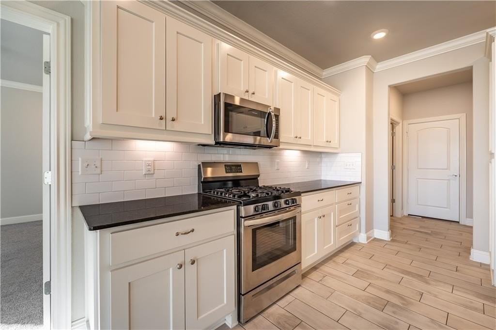 511 Piper Ln - Photo 4 of 23