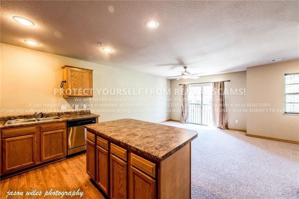 2828 W Hillshire Dr - Photo 5 of 14