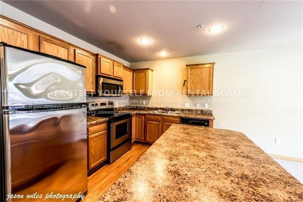 2828 W Hillshire Dr - Photo 6 of 14