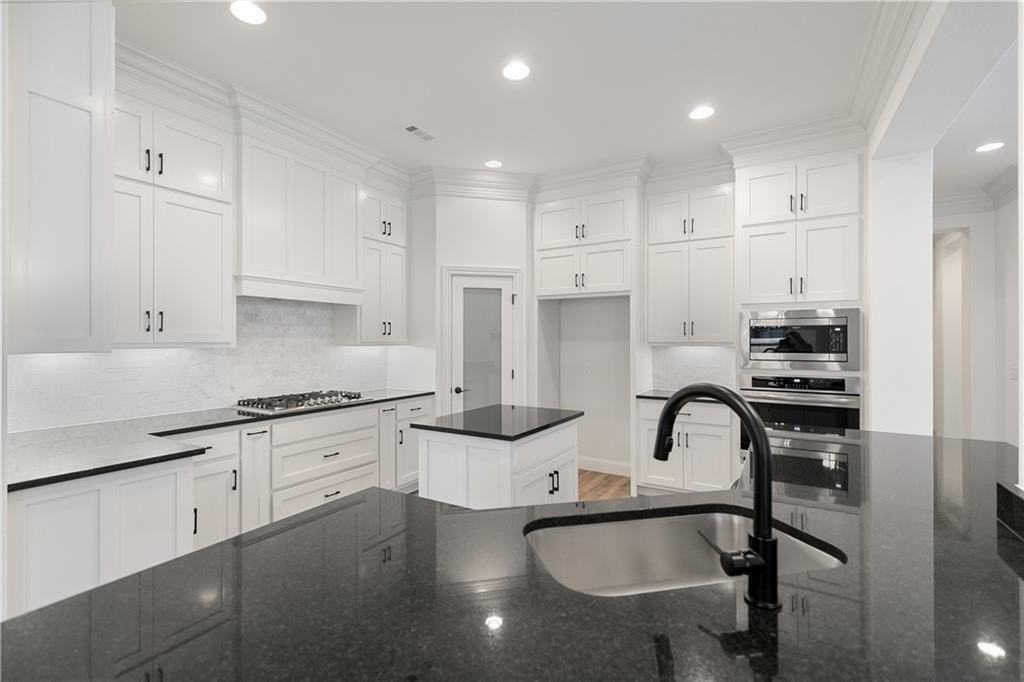 1600 Sw Montrose Ave - Photo 2 of 35