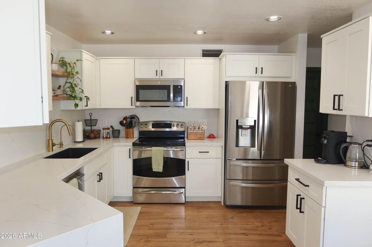 3113 E Topeka Dr - Photo 2 of 44