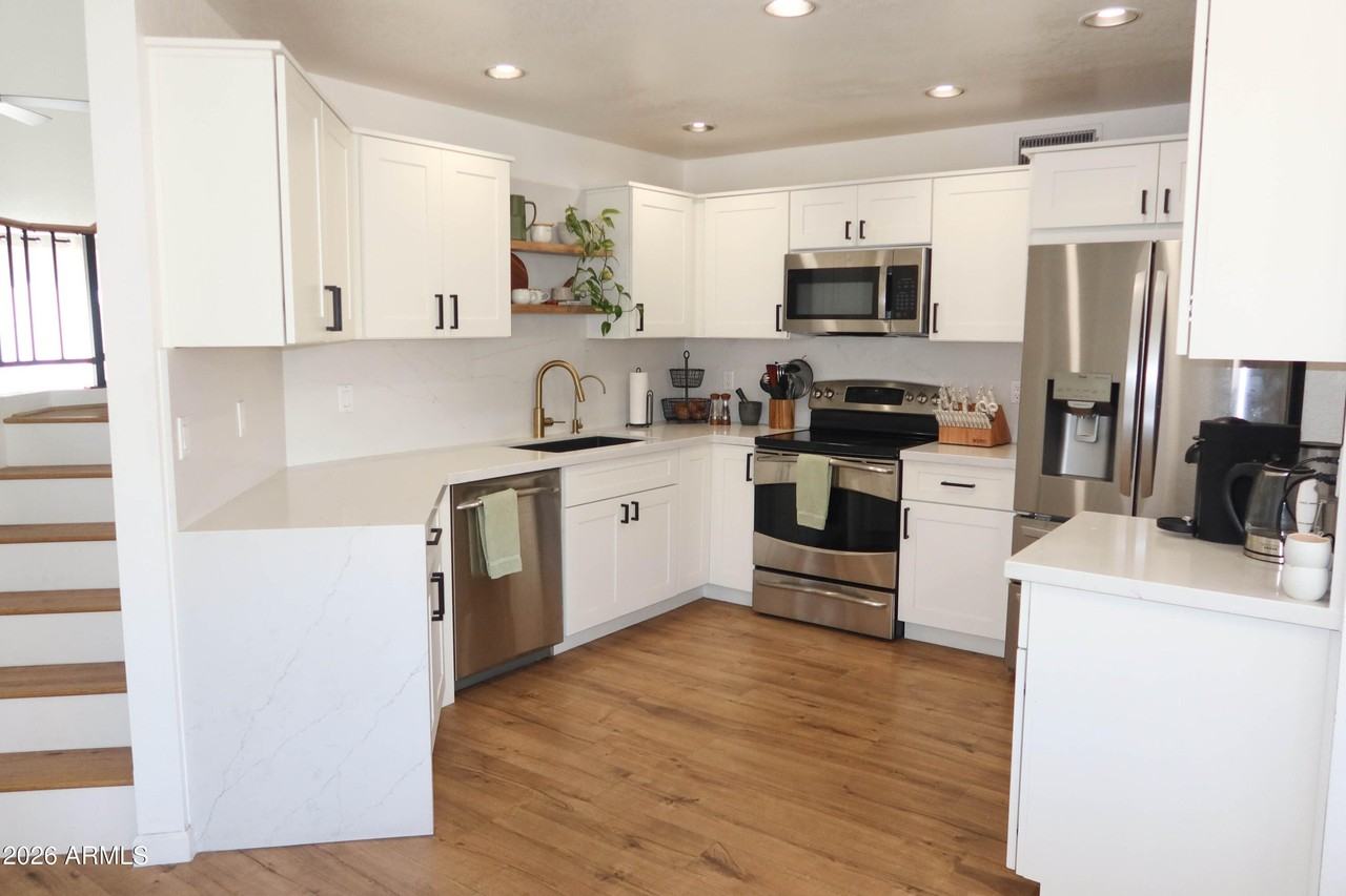 3113 E Topeka Dr - Photo 3 of 44