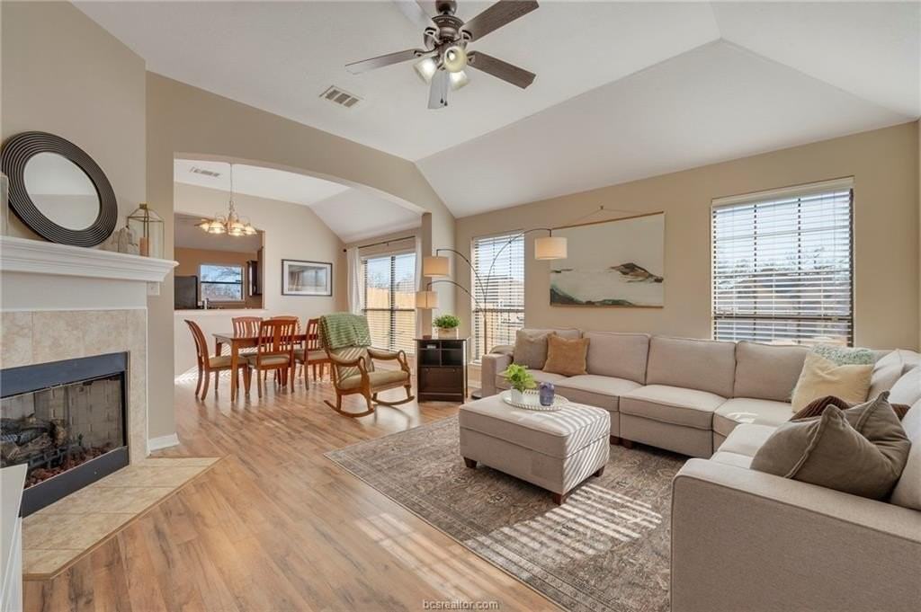 2000 Turning Leaf Dr - Photo 2 of 20