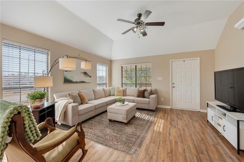 2000 Turning Leaf Dr - Photo 3 of 20