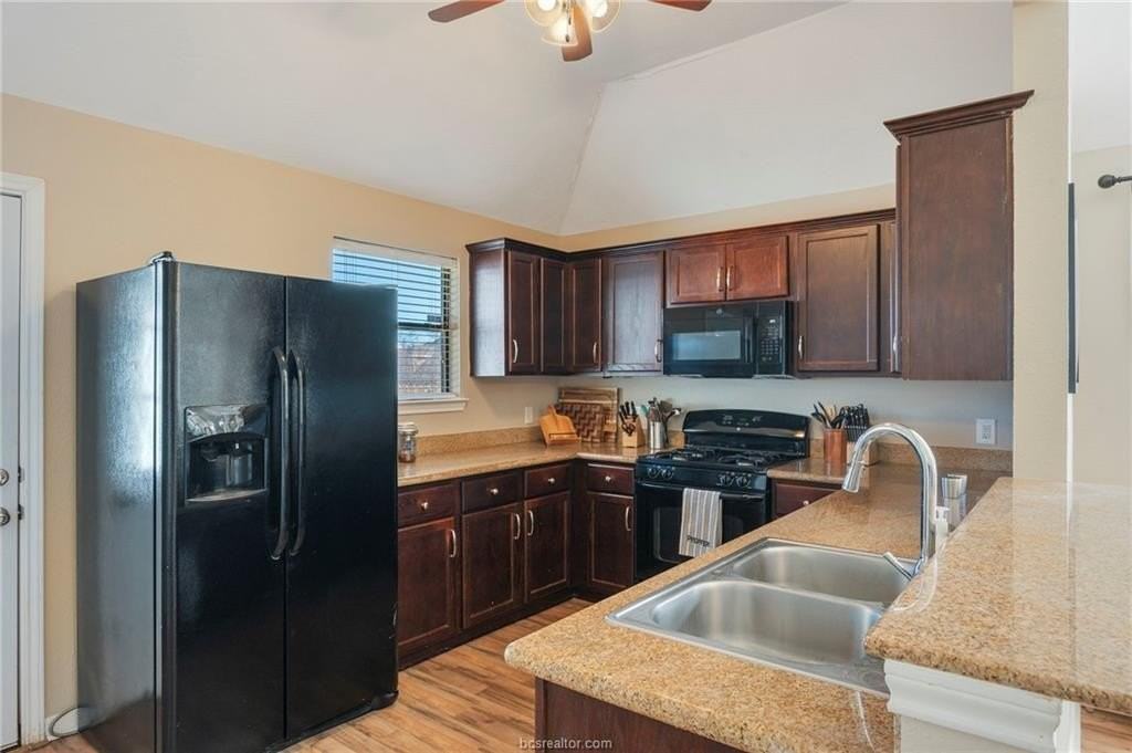 2000 Turning Leaf Dr - Photo 6 of 20