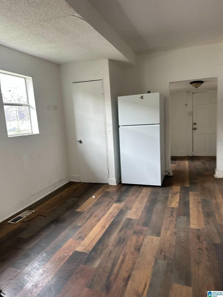 1304 Avenue G - Photo 6 of 13