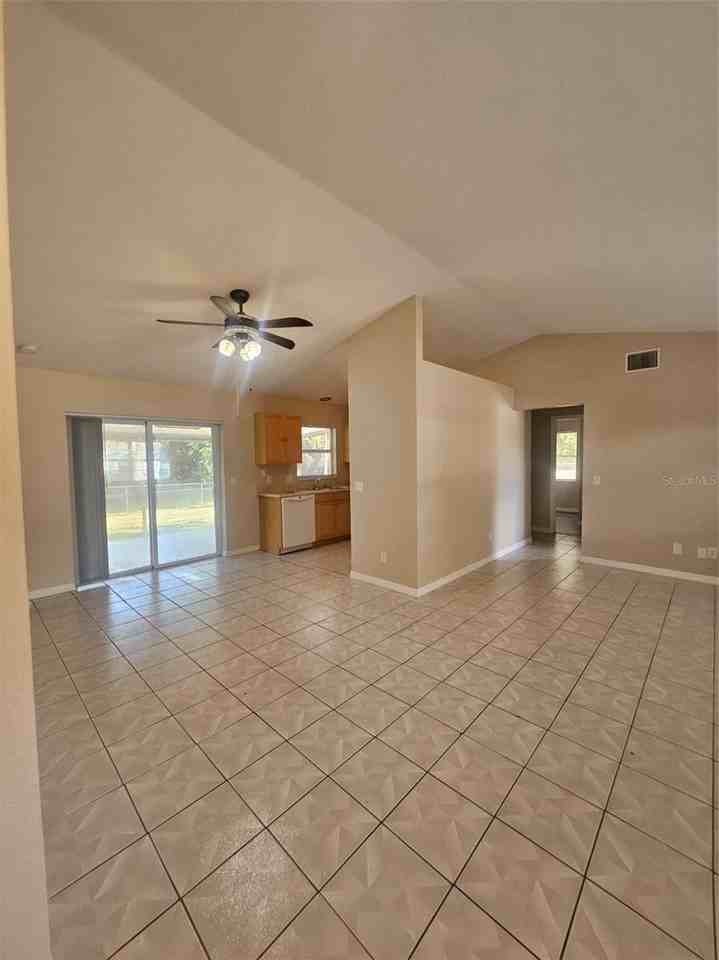 1427 Hayworth Rd - Photo 7 of 32