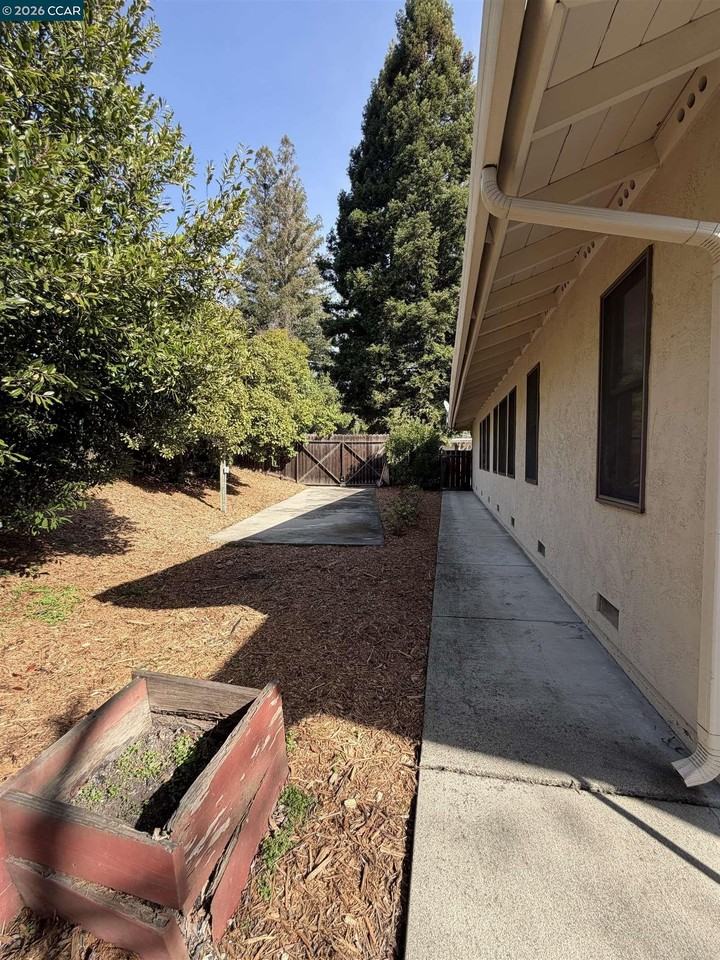 2994 Roundhill Rd - Photo 5 of 27