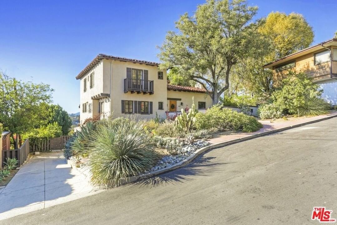 2071 Escarpa Dr - Photo 3 of 31