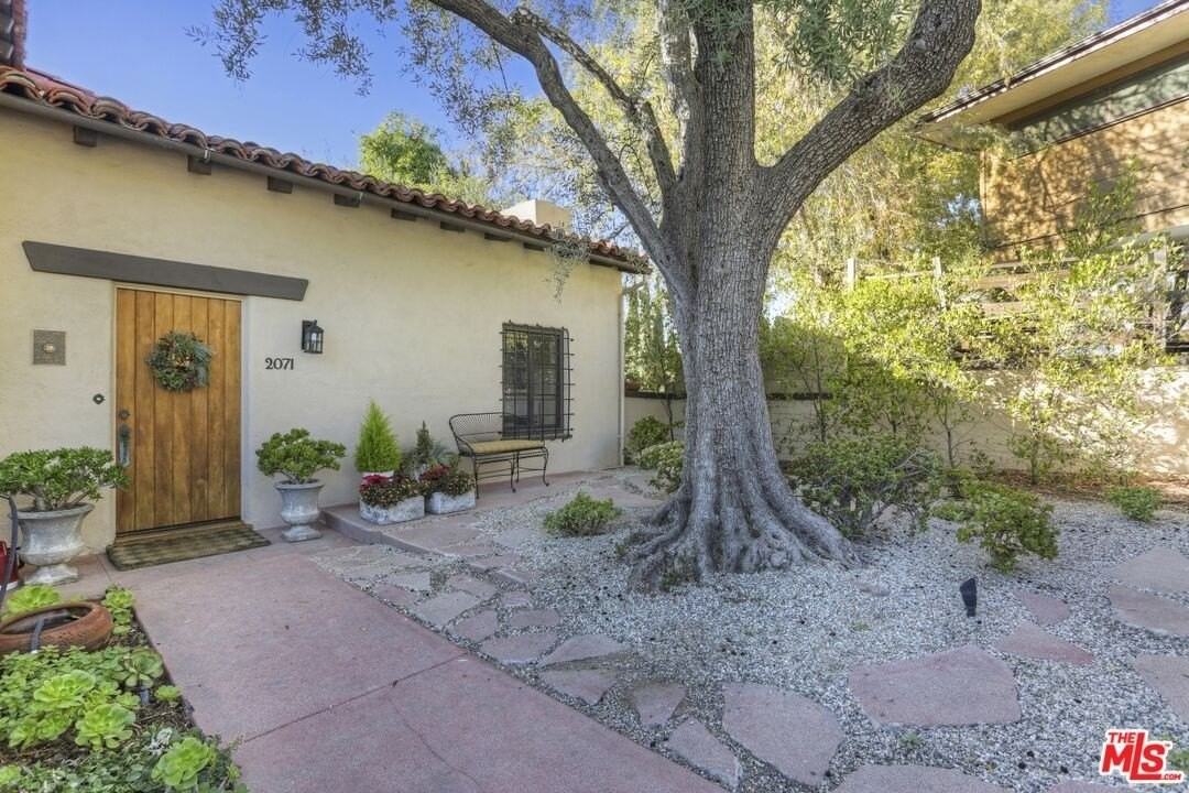 2071 Escarpa Dr - Photo 4 of 31