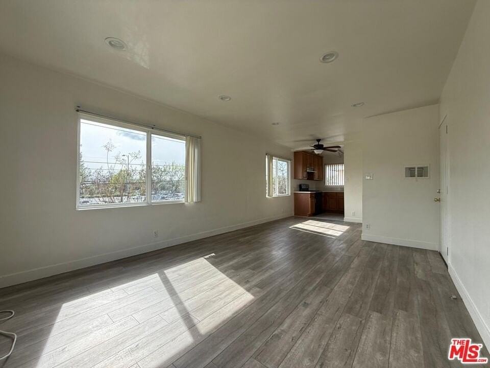 13233 Oxnard St Apt 4 #4 - Photo 2 of 18