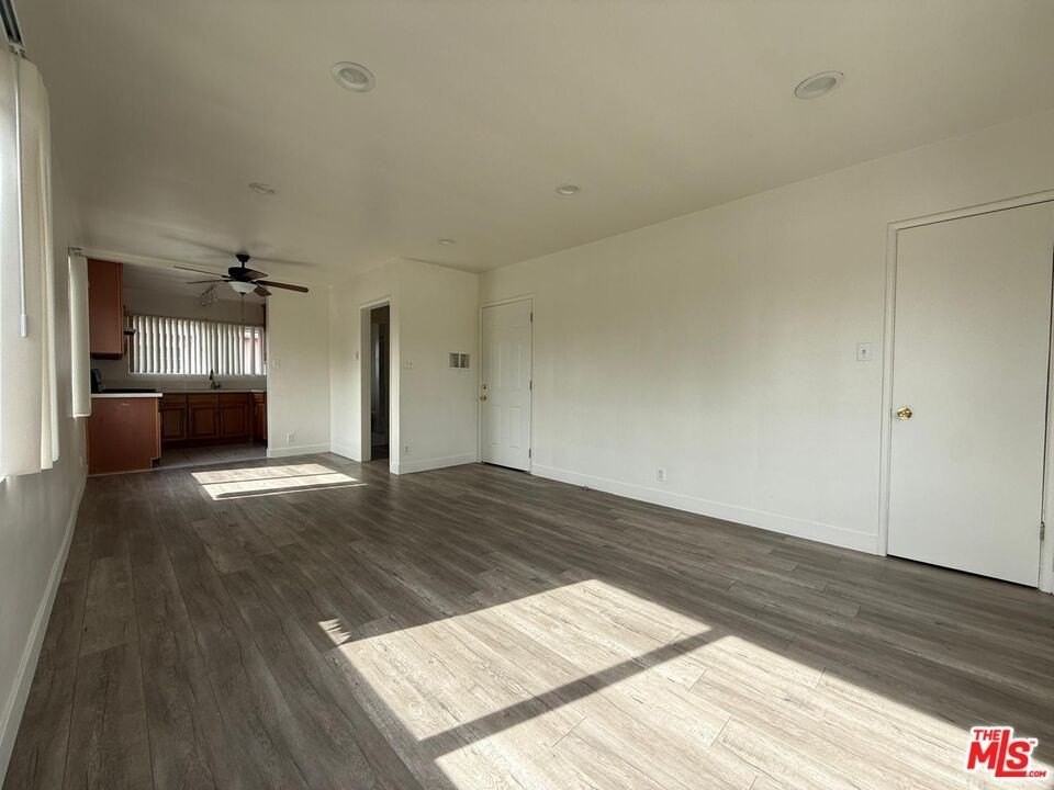 13233 Oxnard St Apt 4 #4 - Photo 3 of 18