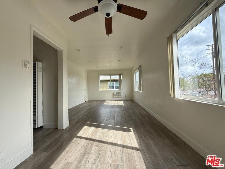 13233 Oxnard St Apt 4 #4 - Photo 6 of 18