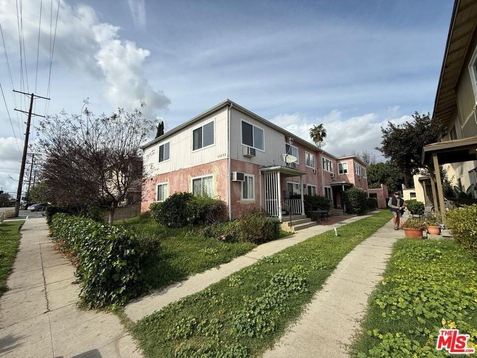 13233 Oxnard St Apt 4 #4 - Photo 7 of 18