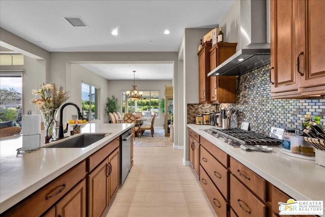 81 Claret - Photo 3 of 38