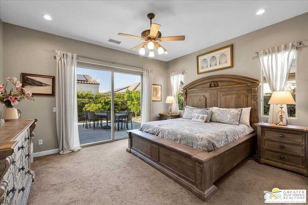 81 Claret - Photo 4 of 38