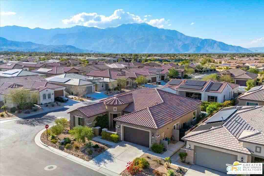 81 Claret - Photo 6 of 38