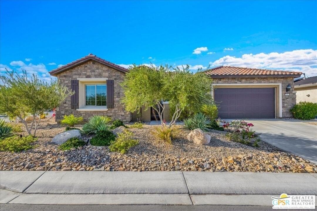 81 Claret - Photo 7 of 38