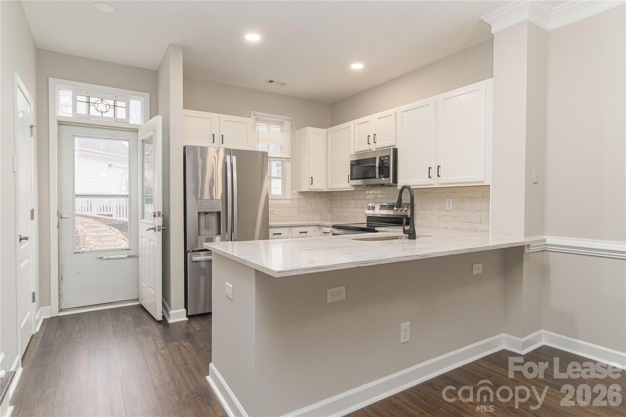 108 Southsquare Row - Photo 3 of 10