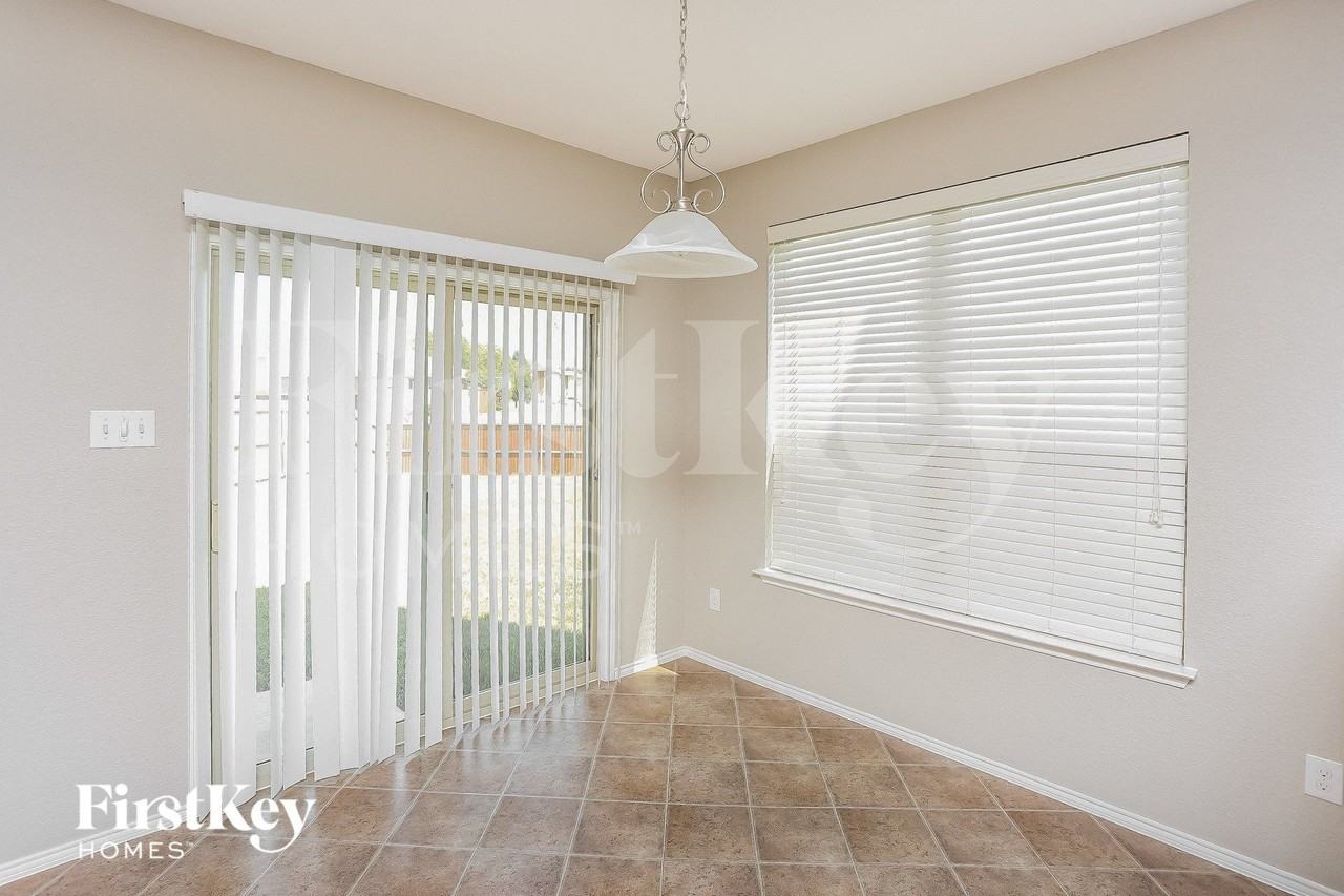 4252 Glen Abbey Dr - Photo 4 of 15