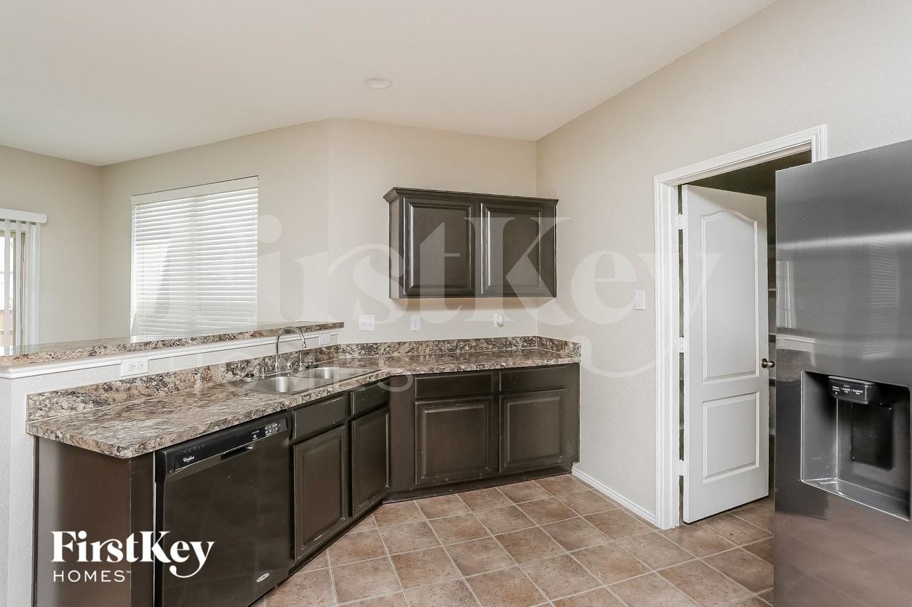 4252 Glen Abbey Dr - Photo 6 of 15