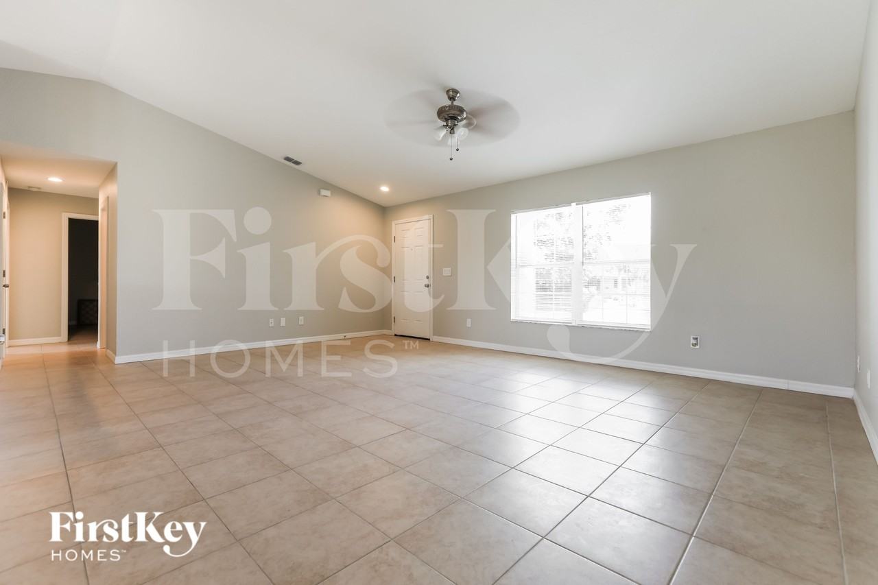 12061 Helicon Ave - Photo 4 of 16